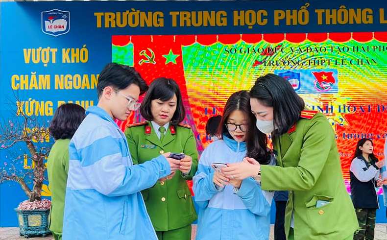Công an quận Lê Chân hướng dẫn kích hoạt tài khoản định danh điện tử tại THPT Lê Chân